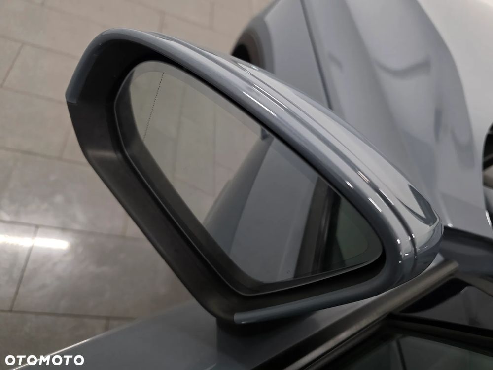 Volvo XC 40 B3 B DKG Ultra Dark - 27