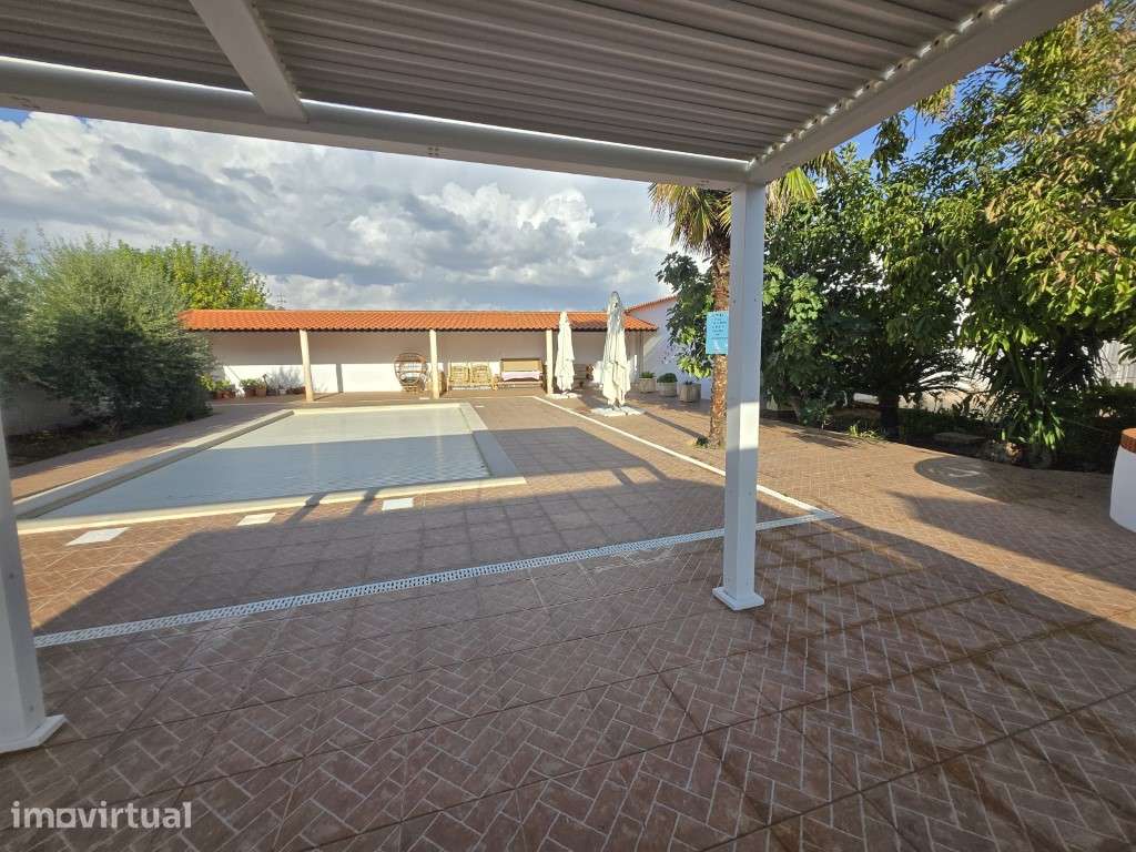 Moradia T5 Moderna com Piscina Aquecida e Garagem para 4 Carros - Grande imagem: 3/45