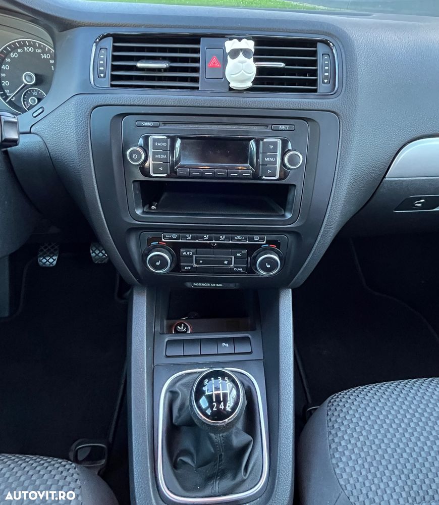 Volkswagen Jetta - 8