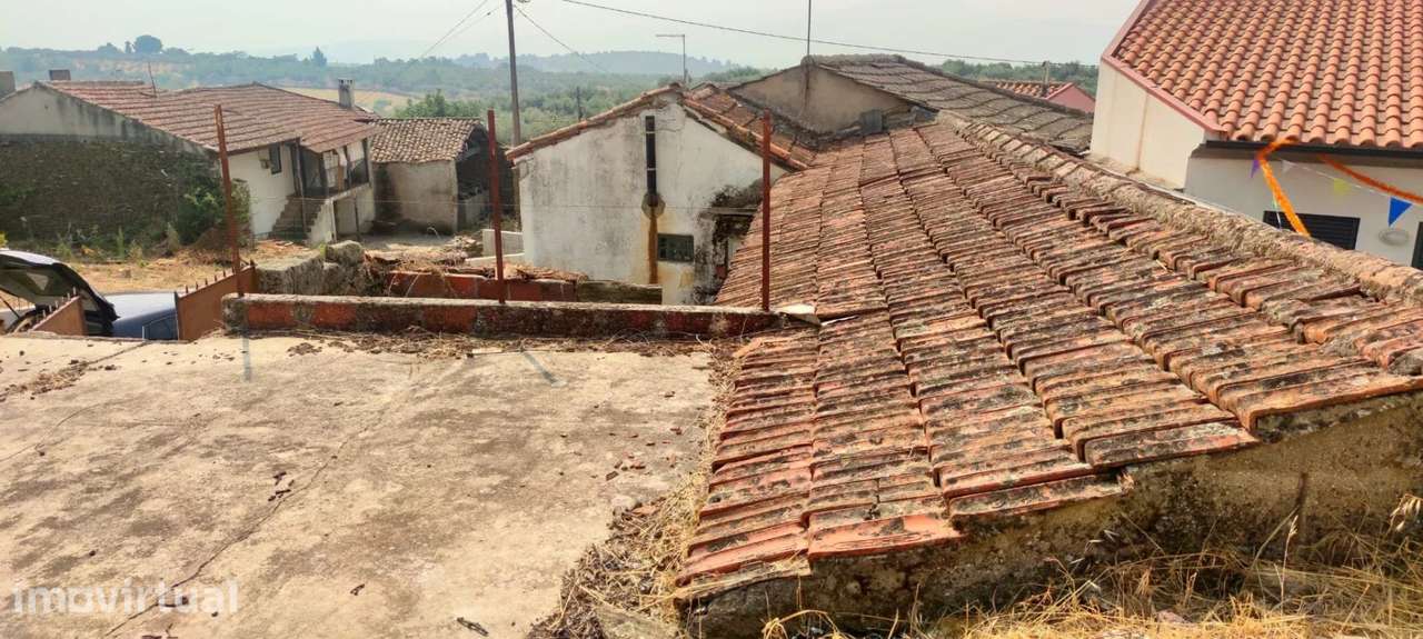 Moradia para Remodelação Total em Santa Maria de Émeres, Valpaços - Grande imagem: 4/13