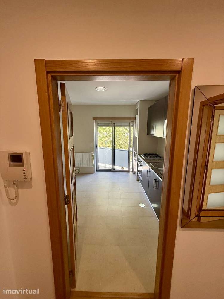 Excelente T2 no Centro de Viseu – A/C, Varanda e Lugar de Garagem - Grande imagem: 4/22