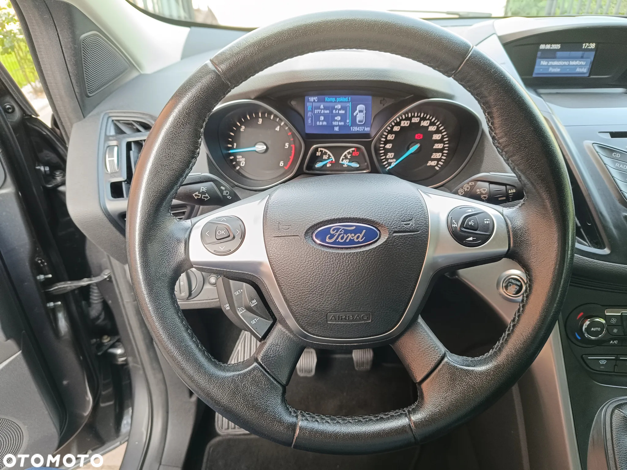 Ford Kuga 2.0 TDCi 2x4 Titanium - 25