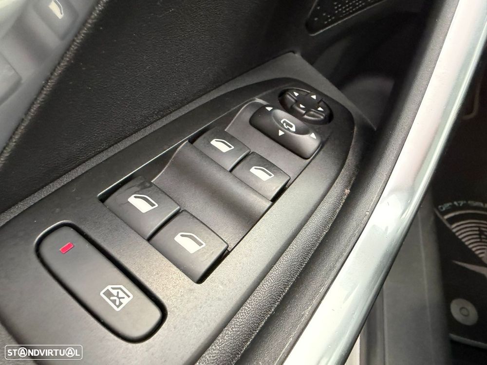 Peugeot 2008 1.2 PureTech Allure Pack EAT8 - 23