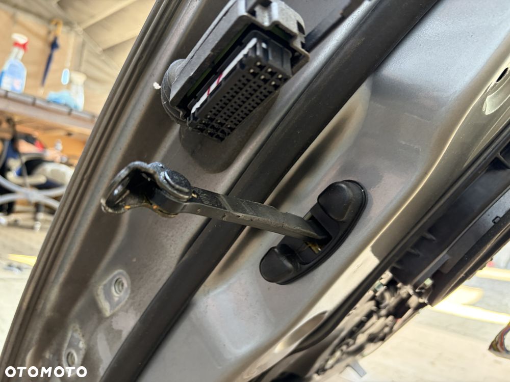 Drzwi prawe przód Kia Sorento III 15+ kolor. KLG kompletne z szybą - 4