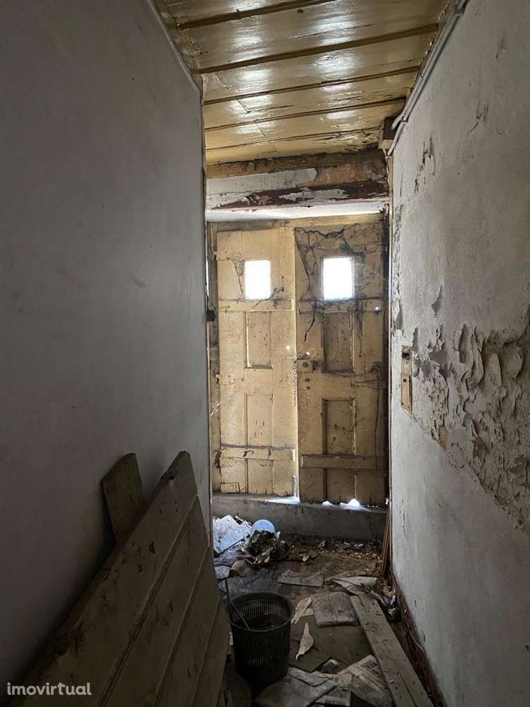 Prédio com 3 pisos e logradouro para remodelação total e localizado em - Grande imagem: 3/17