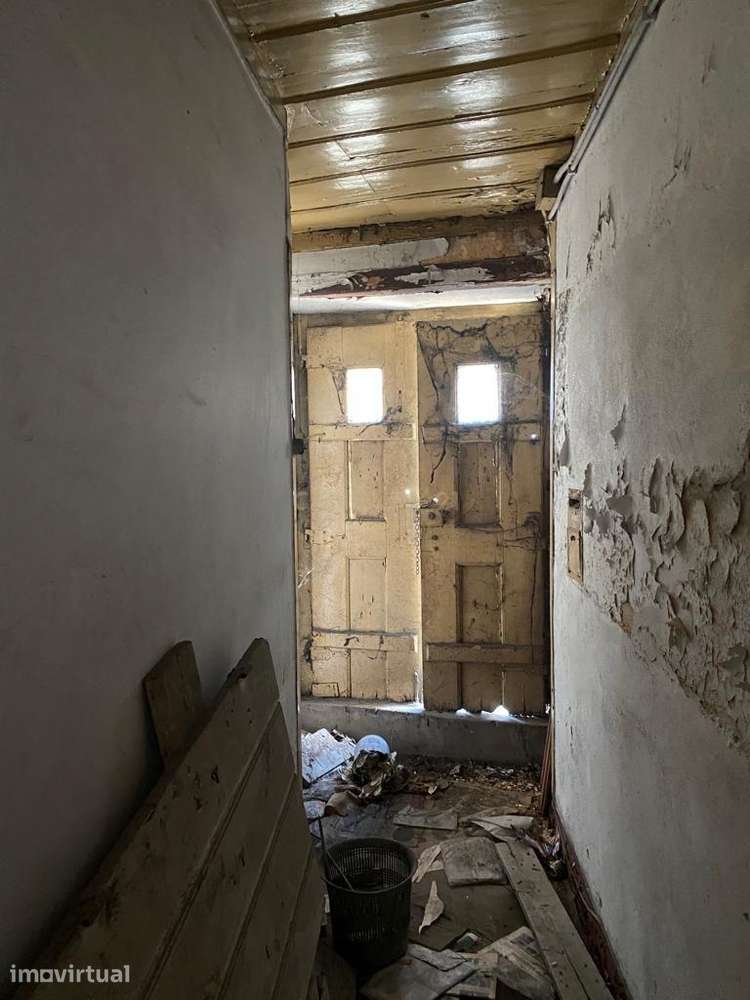 Prédio com 3 pisos e logradouro para remodelação total e localizado em - Grande imagem: 3/17