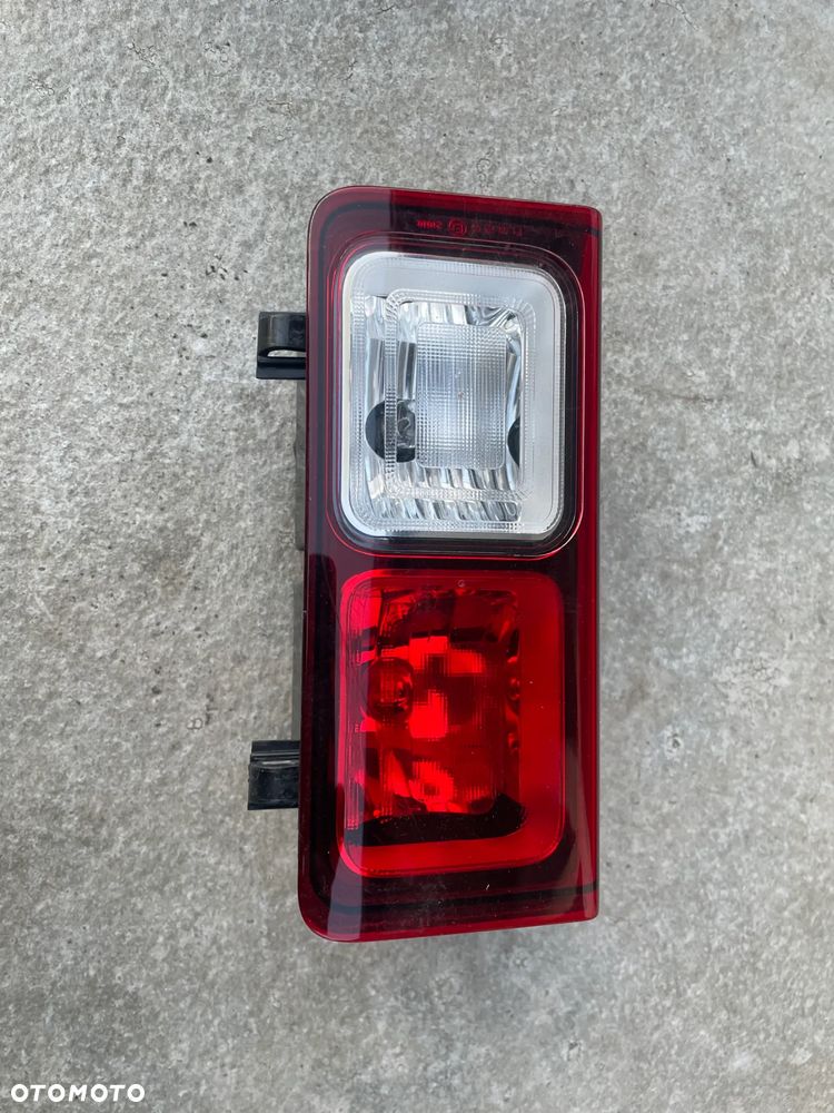LAMPA TYLNA PRAWA RENAULT TRAFIC III 265548758R - 1