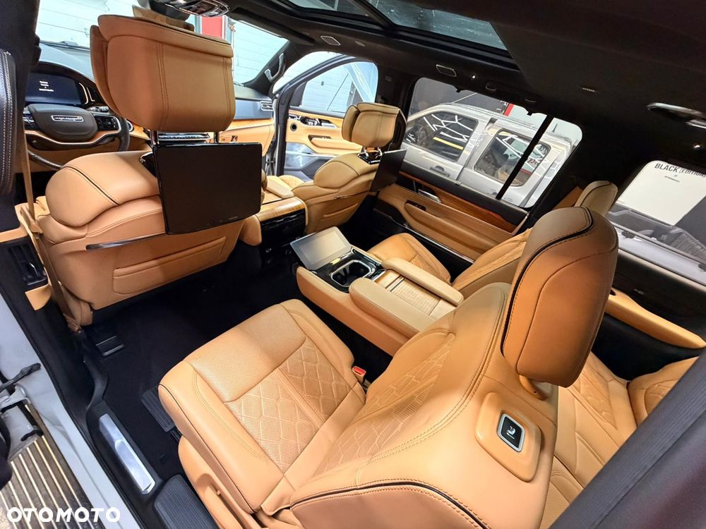 Jeep Grand Wagoneer - 19