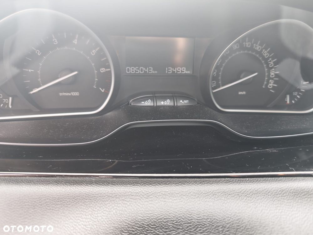 Peugeot 208 1.2 PureTech GPF Allure S&S - 6