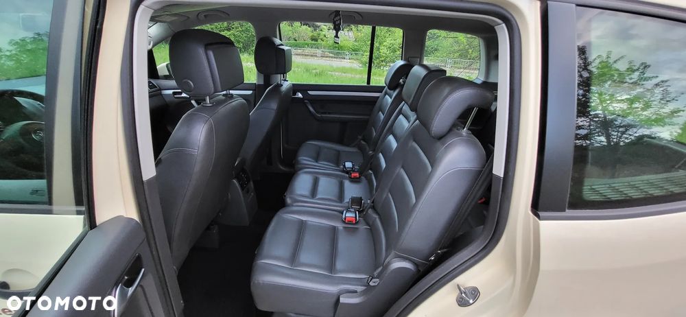 Volkswagen Touran - 12