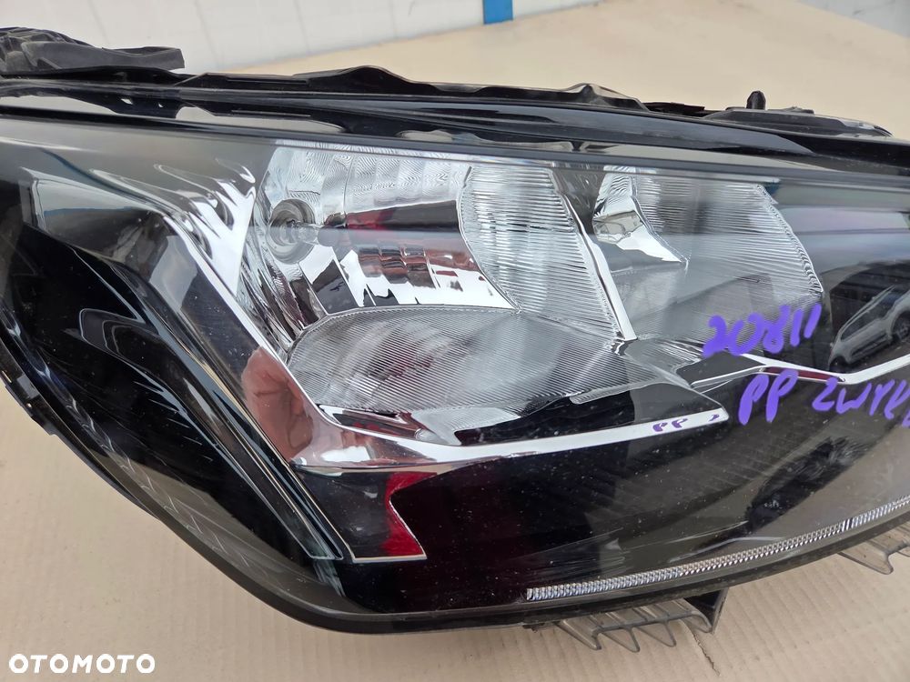Lampa przednia prawa zwykła Peugeot 208 II  9823193880 - 5