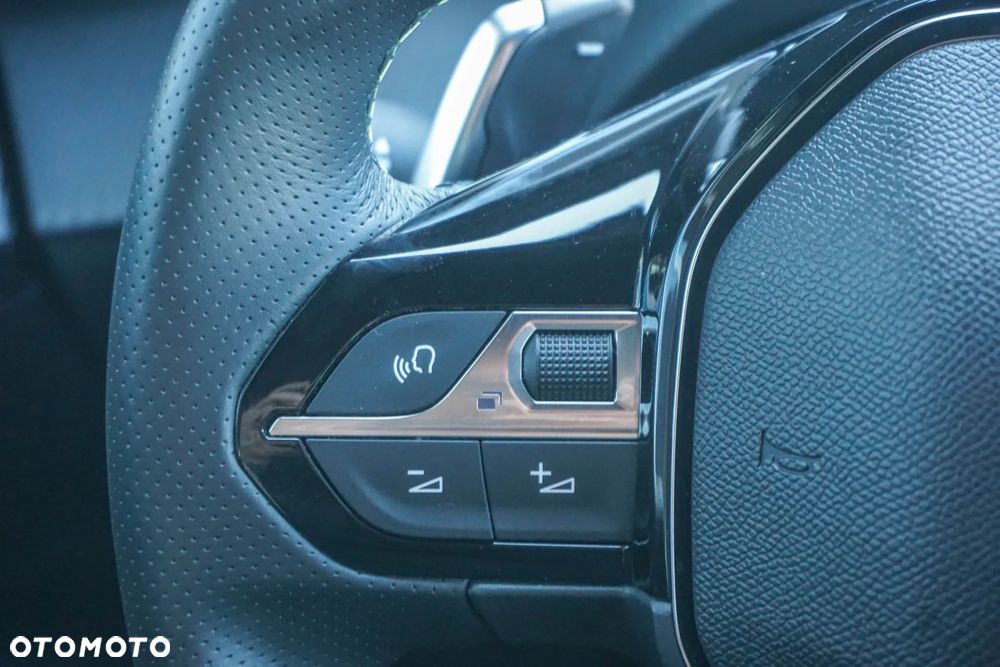 Peugeot 2008 Hybrid 136 e-DSC GT - 12