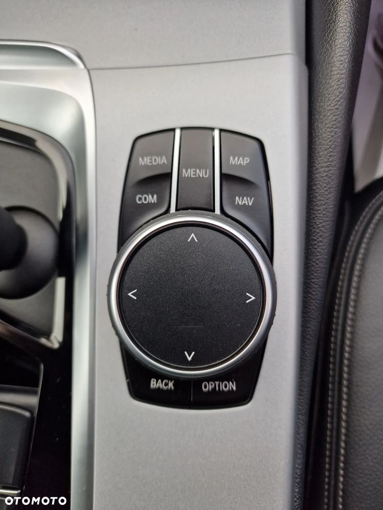 BMW Seria 5 518d - 26