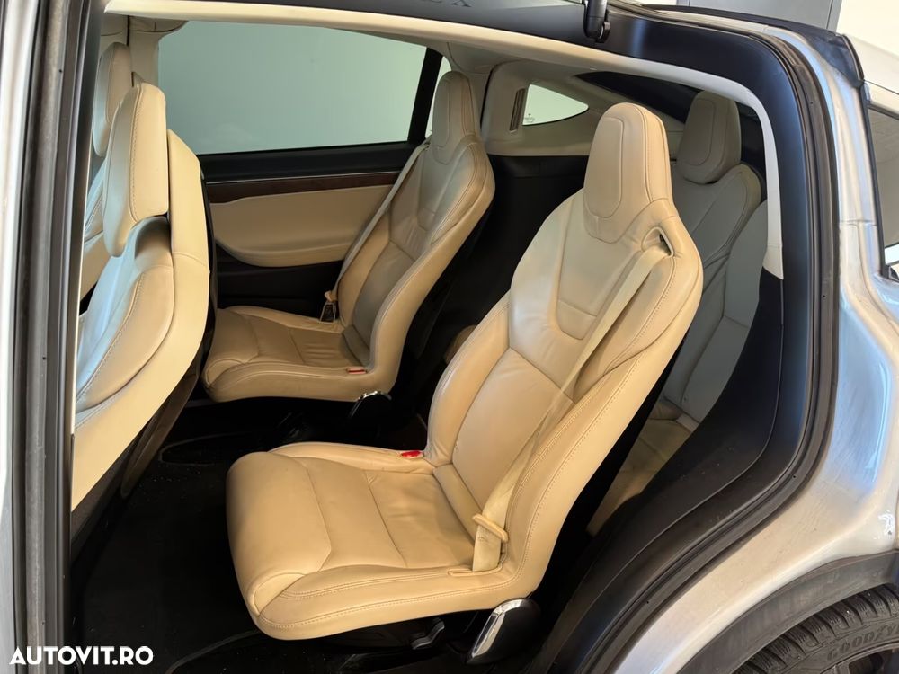 Tesla Model X - 3
