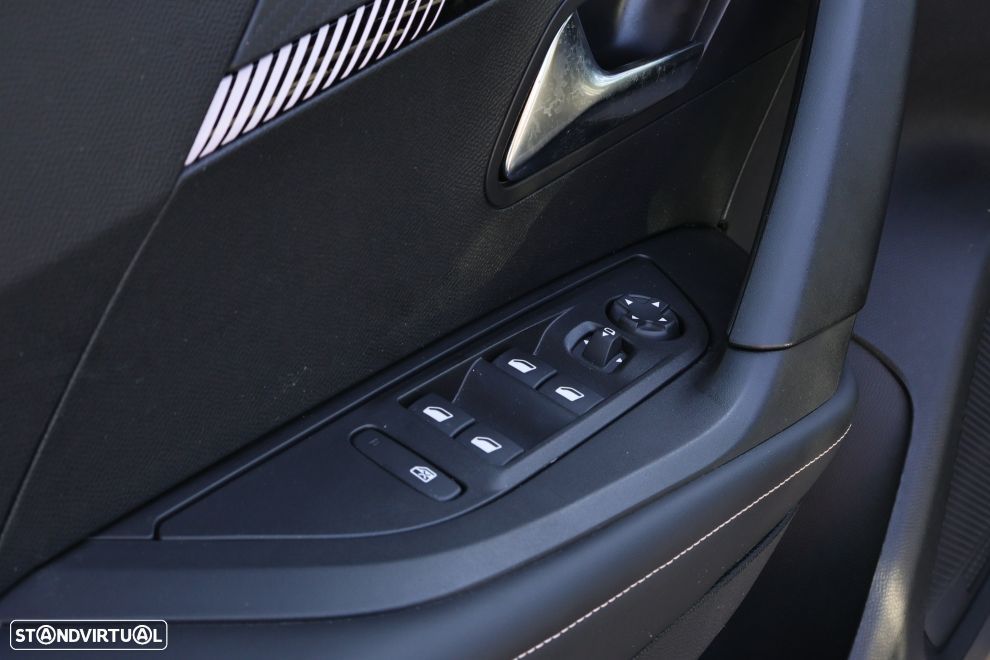 Peugeot e-2008 Allure - 17