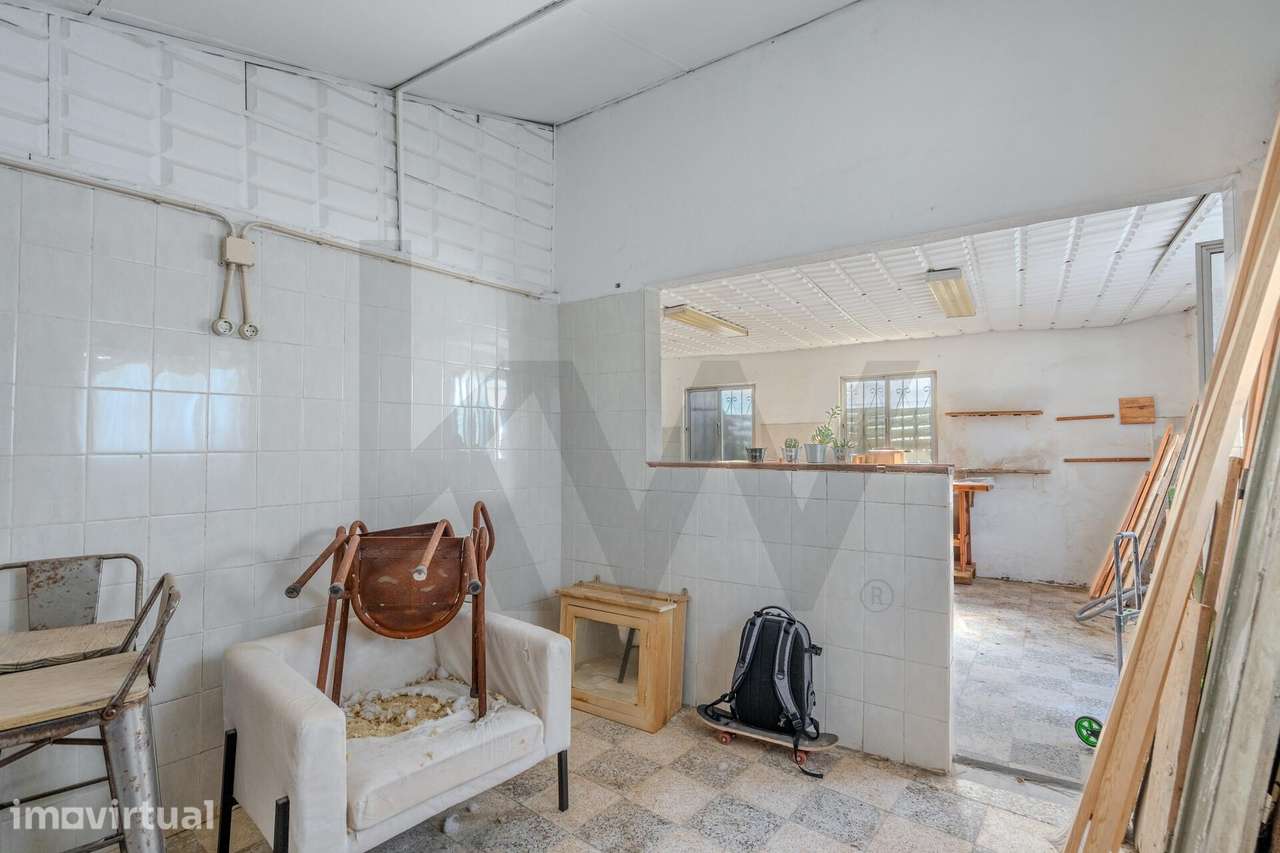 Espaço Comercial com Potencial de Conversão para Habitação | Charneca - Grande imagem: 3/24