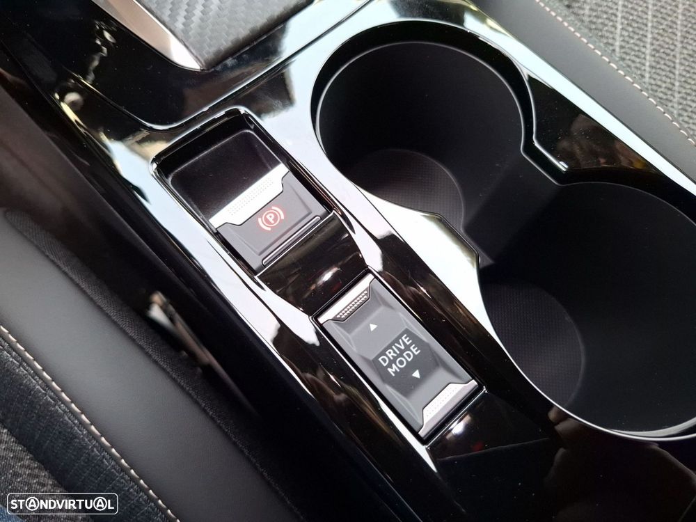 Peugeot 2008 1.2 Hybrid Allure e-DCS6 — fotografia 19