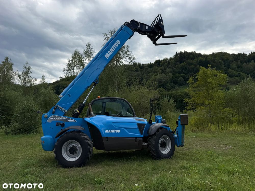 Manitou MT1440. Ładowarka Teleskopowa 14 metrów wysuw! UDŹWIG 4 TONY! Przebieg 2500 mtg. Maszyna jak Nowa z SALONU. 2017 rok. z Norwegii z Gospodarstwa rolnego! Silnik PERKINS Turbo 110 km. Aktualne Serwisy w Dekra. Nowy Model sterowane wszystko z 1 dżojstika. Ani deka luzów czy wycieku. OKAZJA! Jazda REWERS + 4 biegi. Skręt 3 tryby. Wyjście Hydrauliczne na maszcie, Poziomowanie ośi stabilizatory! Wyjścia Hydrauliczne na maszt! Okazja Ani deka luzów i wycieków. Wersja Norweska. Wielka Okazja  Opony jak Nowe!