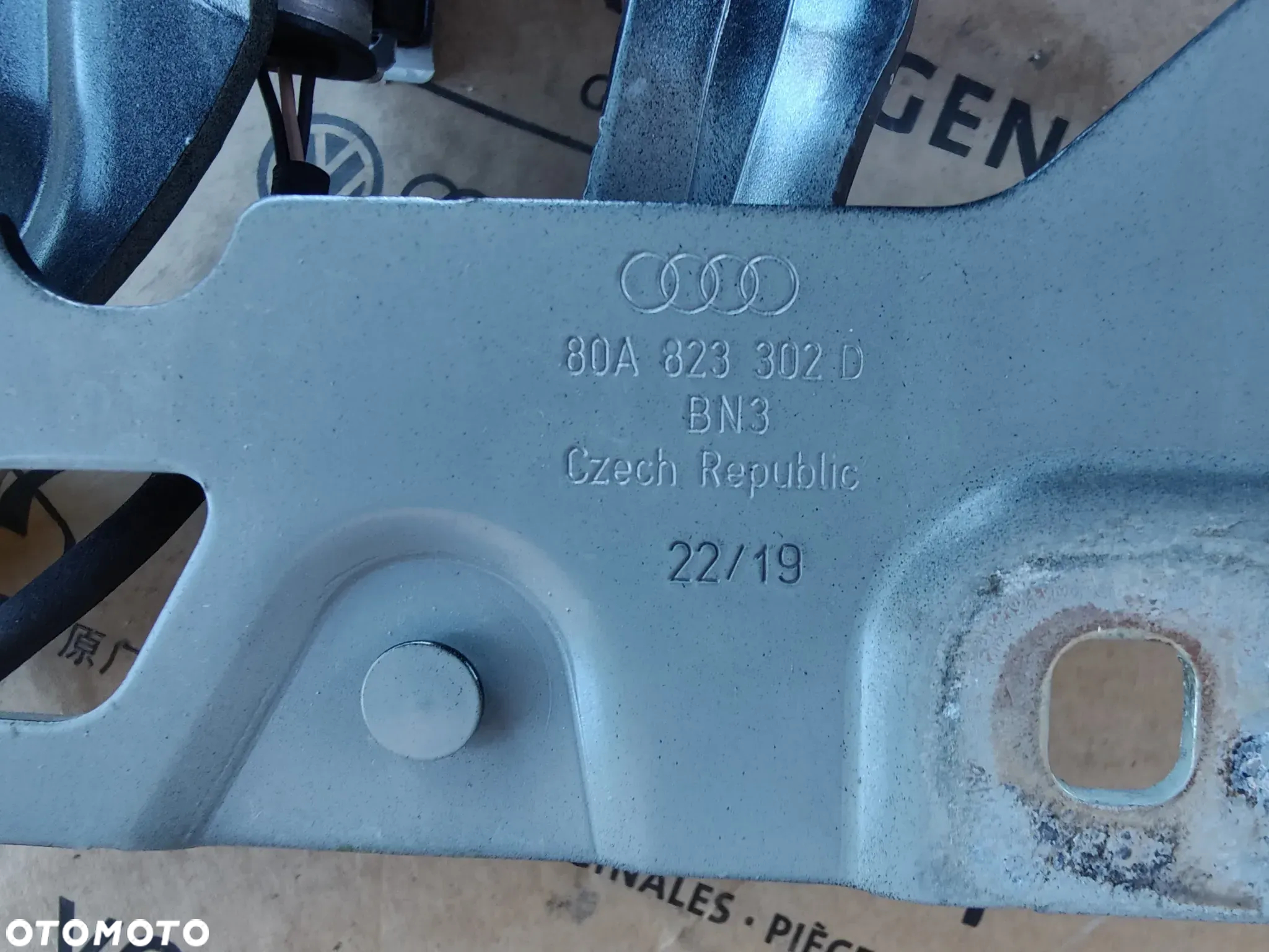 AUDI Q5 80A  LZ7S ZAWIASY MASKI PIROTECHNICZNE 80A823301D 80A823302D 80A823823 - 6