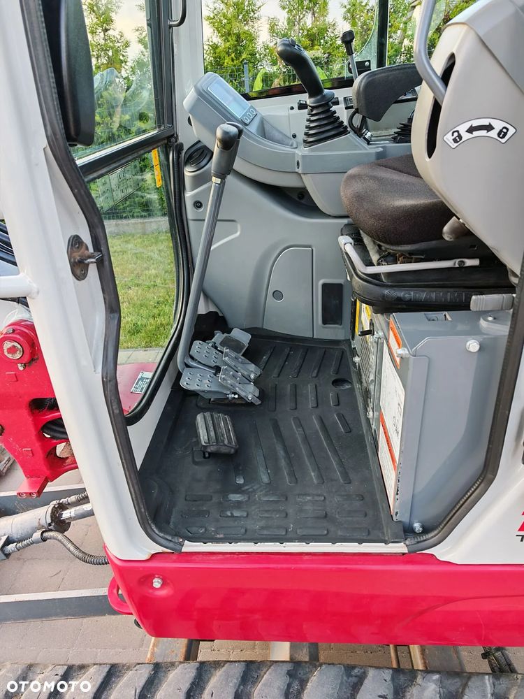 Takeuchi TB225 - 12