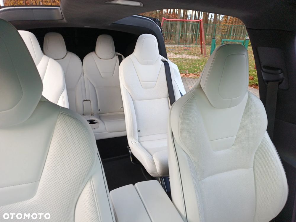 Tesla Model X - 11