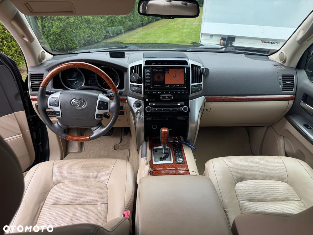 Toyota Land Cruiser - 10