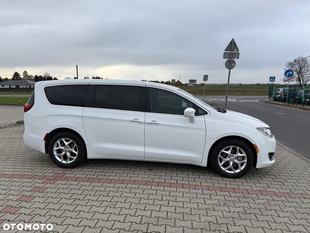 Chrysler Pacifica - 4