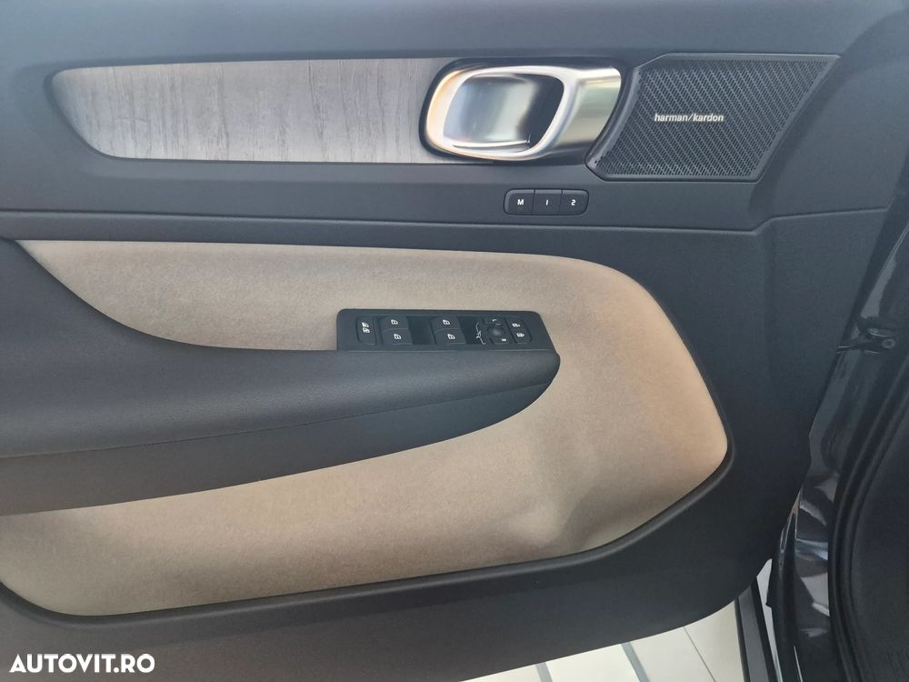 Volvo XC 40 B3 AT FWD MHEV Plus Dark - 28
