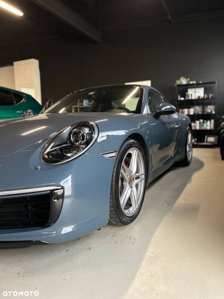 Porsche 911 Carrera - 4