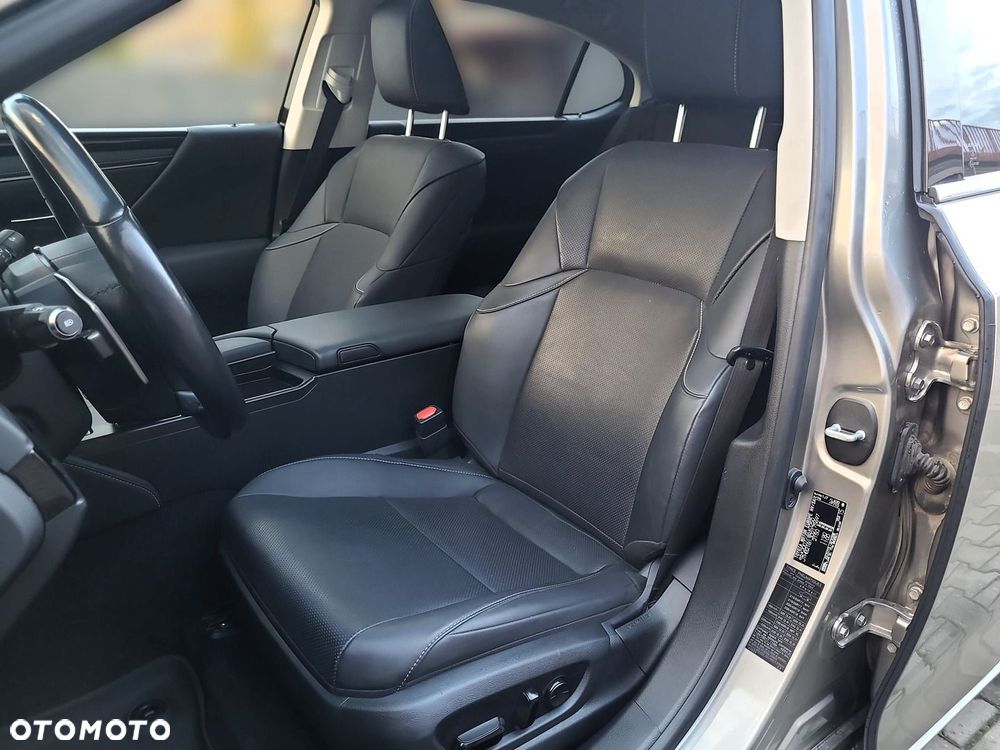 Lexus ES 300h Business Edition - 11