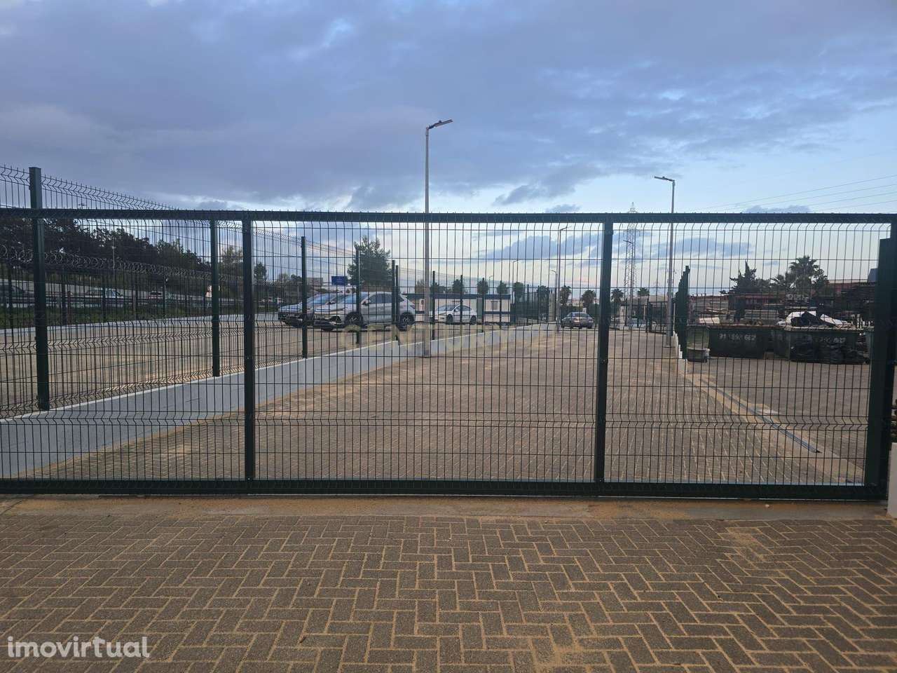 Cedência Espaço de terreno com uma área útil de 330 m²  em Almada  c - Grande imagem: 5/10
