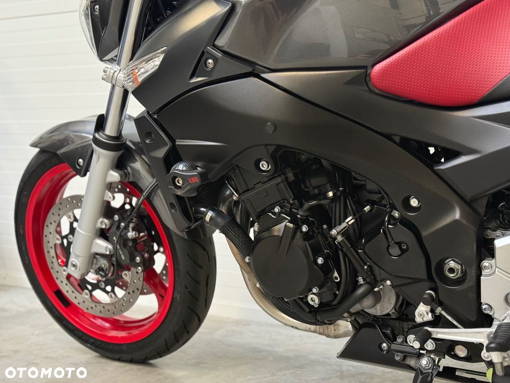 Suzuki GSR - 32