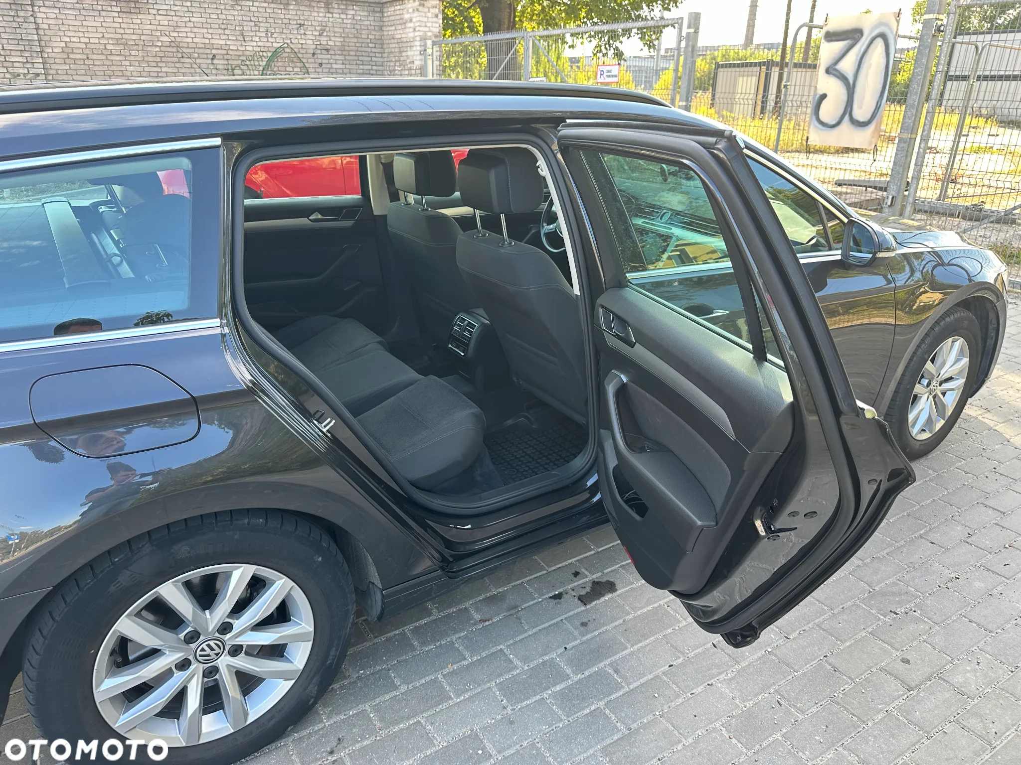 Volkswagen Passat - 11