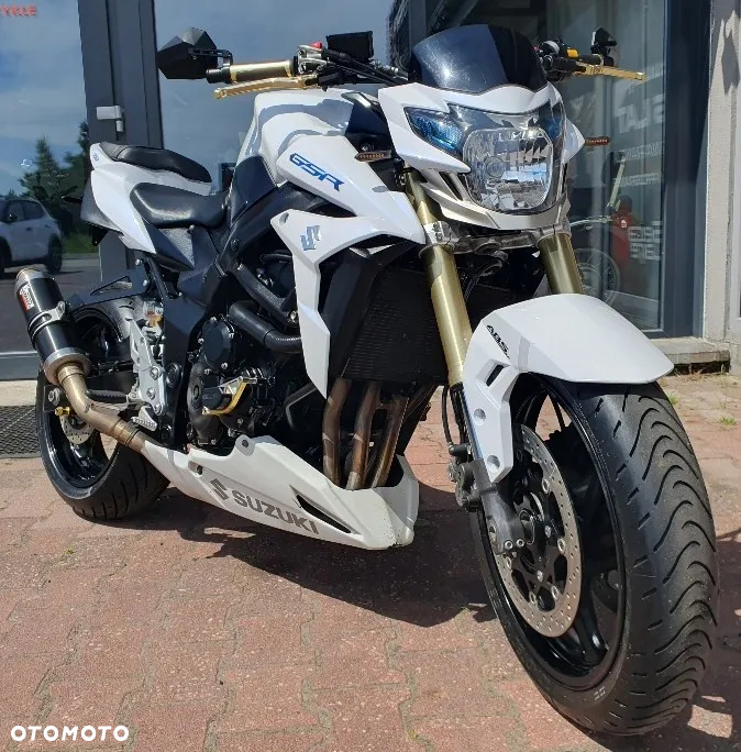 Suzuki GSR - 26
