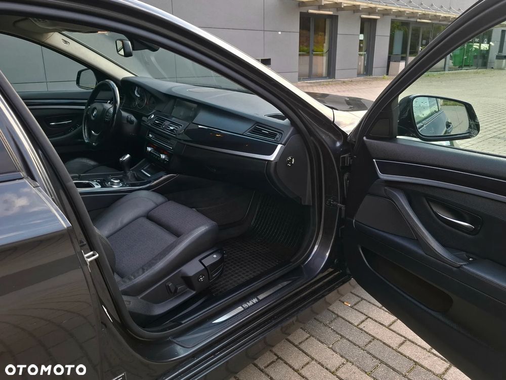 BMW Seria 5 525d - 34