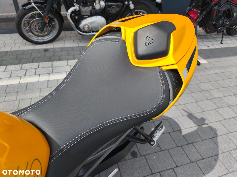 Triumph Street Triple - 7