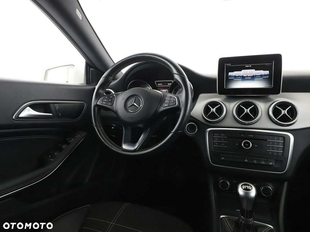 Mercedes-Benz CLA 180 Urban - 17