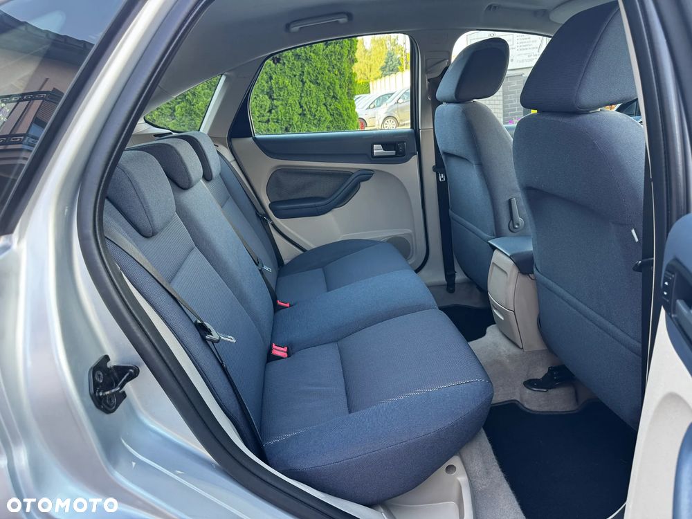 Ford Focus 2.0 16V Sport - 32