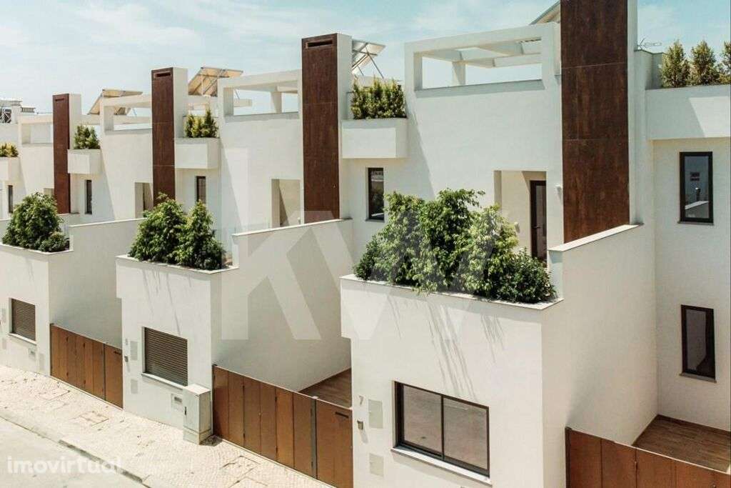 Moradia T3 geminada com linhas contemporâneas, com Piscina e carport n - Grande imagem: 4/44