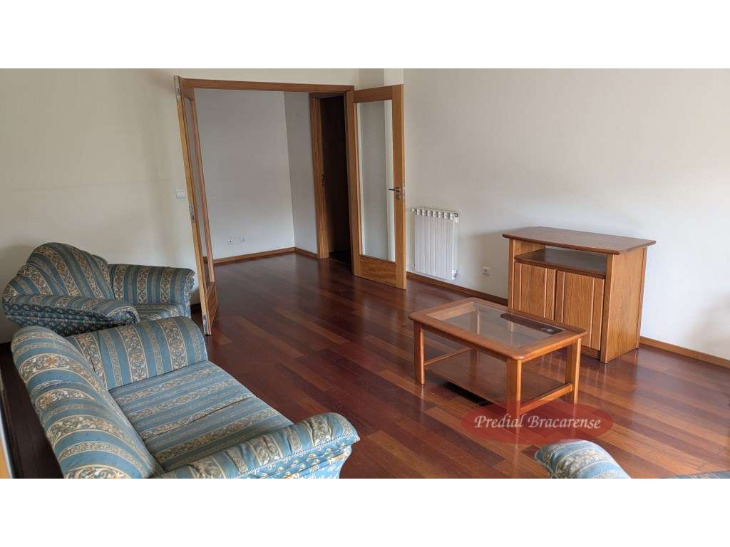 Apartamento T2 com algumas mobílias, em Lamaçães. - Grande imagem: 2/13