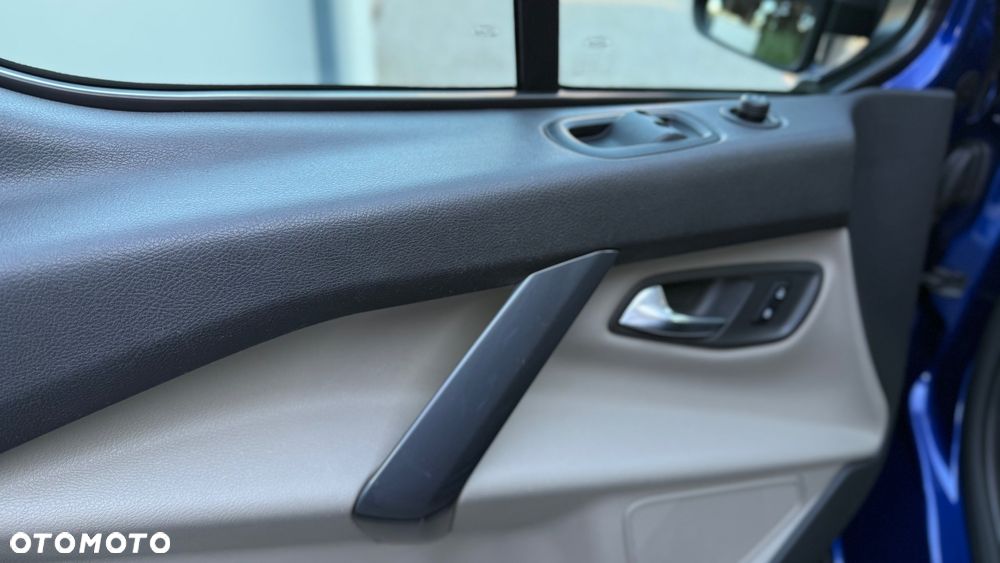 Ford Tourneo Custom - 32