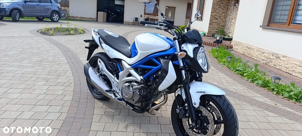Suzuki Gladius - 8