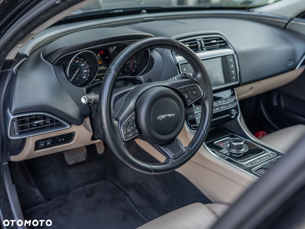 Jaguar XE 2.0 D Prestige - 8