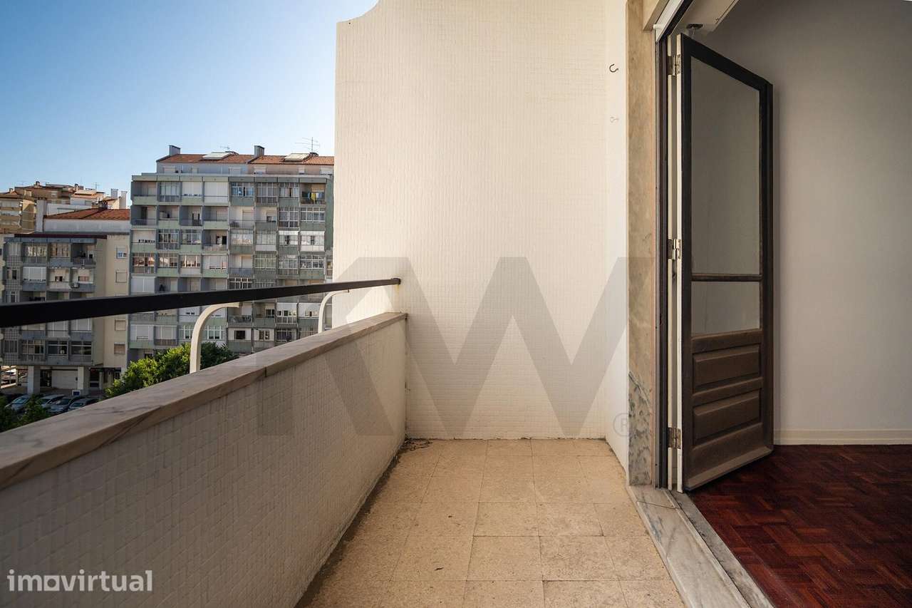 Luz, Conforto e Centralidade: T2 Remodelado no Coração da Damaia - Grande imagem: 5/23