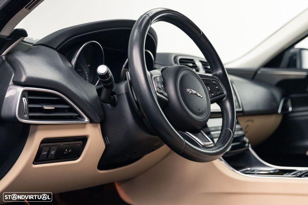 Jaguar XE 2.0 D Prestige Aut. - 24