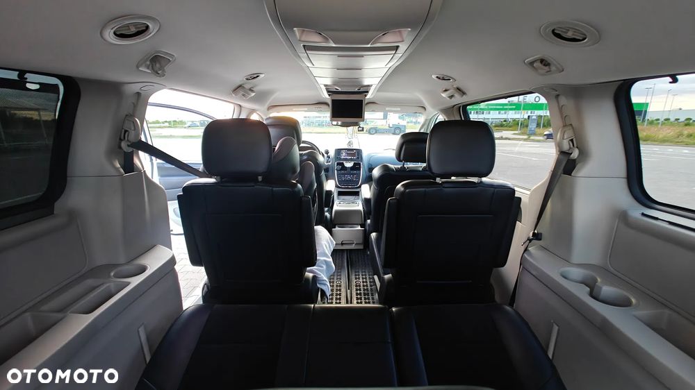 Chrysler Town & Country - 13