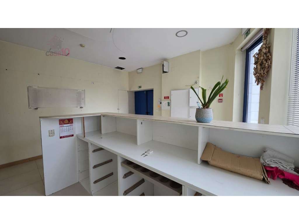 Loja com excelente área, para arrendar, no Parque das Nações - Grande imagem: 5/27