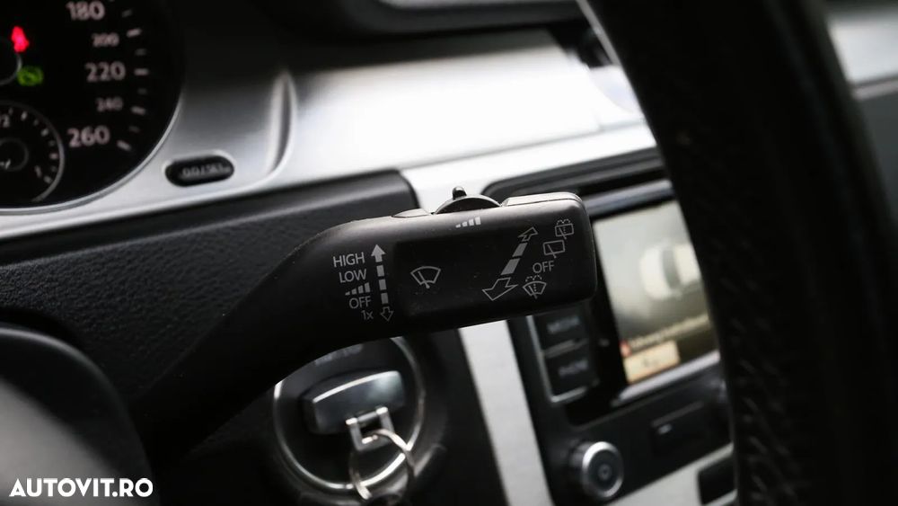 Volkswagen Passat Variant 2.0 TDI BlueMotion Technology DSG Highline - 29