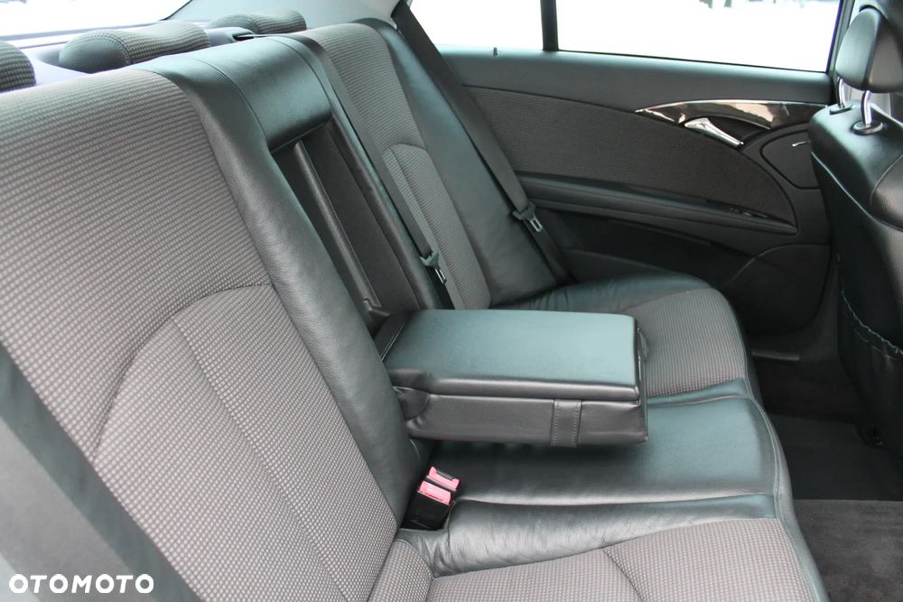 Mercedes-Benz Klasa E 240 4Matic Avantgarde - 23