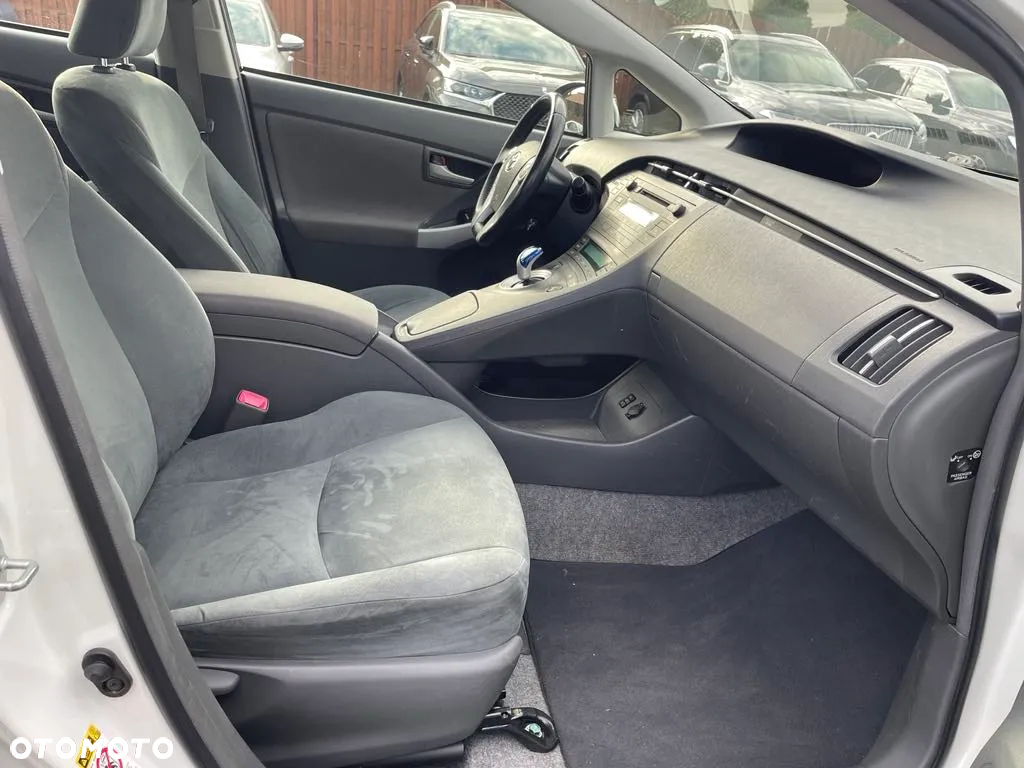 Toyota Prius (Hybrid) Executive - 15